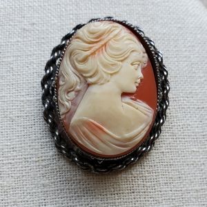 Vtg Carved Cameo Brooch